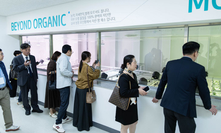 6. 애터미 오롯 스마트팜을 둘러보고 있는 외신기자들