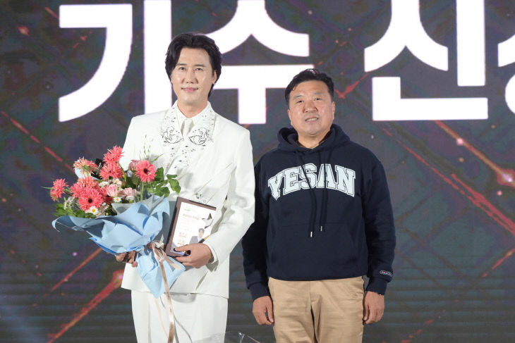 가수_신성_예산군_홍보대사_위촉식_(1)