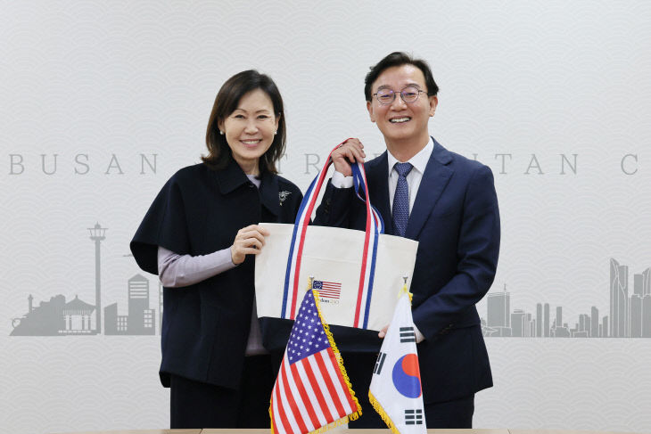 사진자료(전재수 시장, 미셸견)