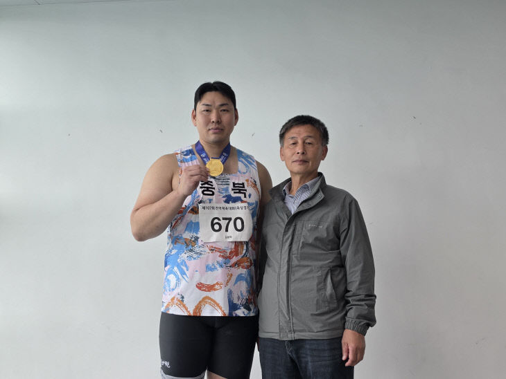 김동혁 선수와 함홍근 괴산군 체육회 사무국장