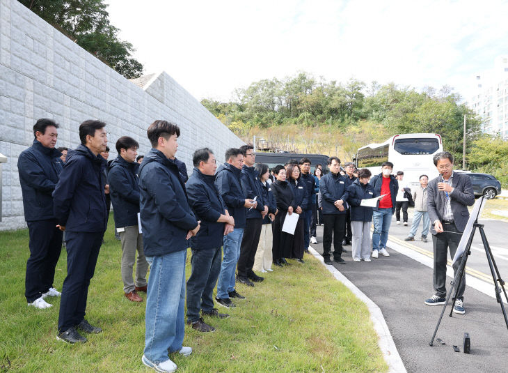 교차로 현장을 방문하고 있다
