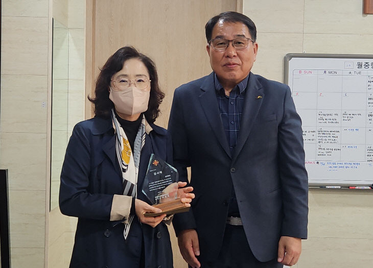 4.자살예방_안전망_관리사업_우수기관_선정_기념촬영(종로약국)