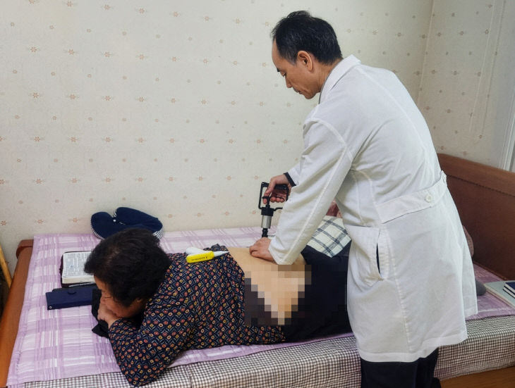 자택 방문 한의 진료 및 건강 상담 모습.