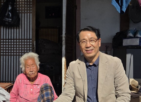 100세 어르신에게 청려장 전달