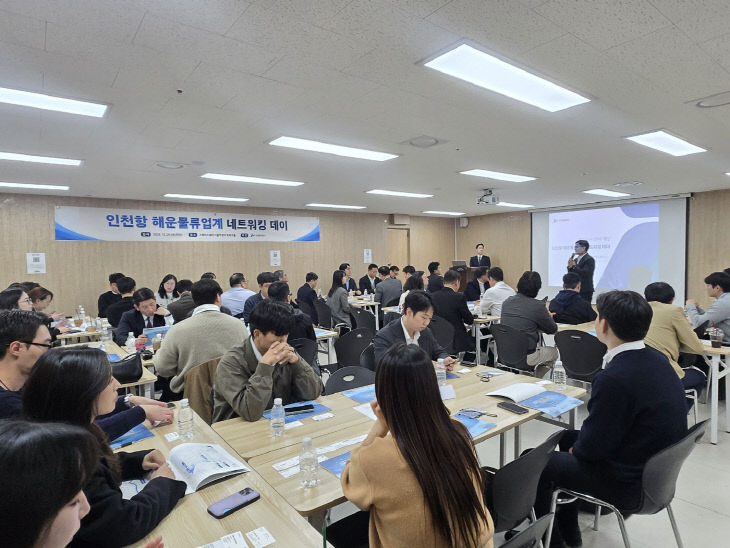 현황에 대해 발표하고 있다-5