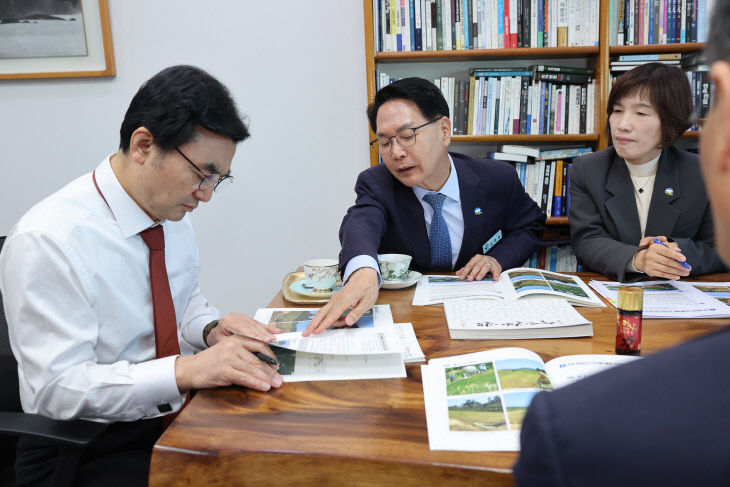 심덕섭 고창군수가 안규백 국회의원과 면담하고