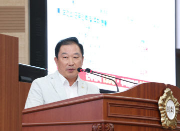 아산시의회 천철호 의원이 시정질의를 하고 있다