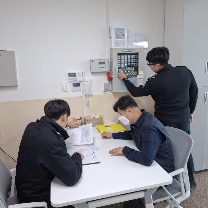 태안소방서, 소방시설 수신기 작동 상태와 자체점검 모습.