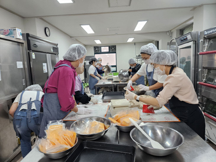 7.제과제빵_봉사단이_경로당에_전달할_빵을_만드는_모습