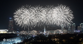 대전 갑천변 수놓은 화려한 불꽃과 드론쇼(영상포함)