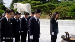 더불어민주당 지방선거 당선자 현충원 참배! 허태정 방명록에 남긴 말은?