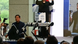 대전시장 취임식장 단상에 난입한 로봇개! 너 누구니?