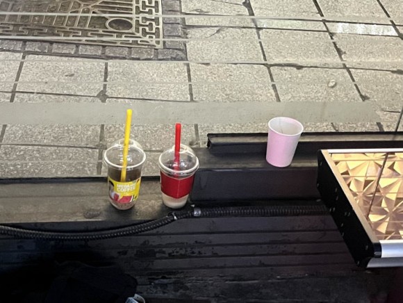 "커피 들고 못 탑니다"… 쓰레기장 된 버스정류장