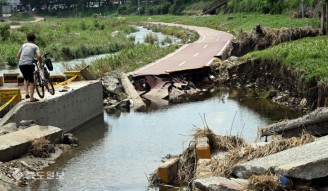 폭우에 흔적도 없이 사라진 도로