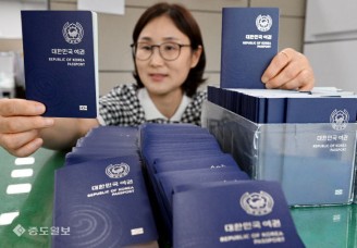 휴가철 앞두고 여권 신청 증가