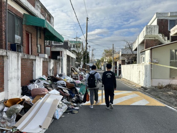 변동 재개발구역 폐허 방치… 인근초교 등하굣길 안전 위협