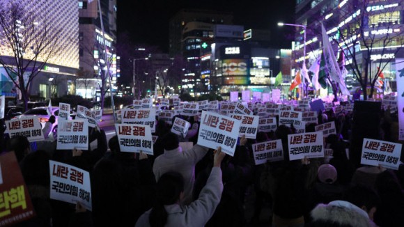 "초등생 아이와 왔어요, 비상계엄이 왜 나쁜지 느끼도록요"