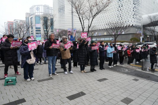 윤석열 대통령의 탄핵소추안이 국회에서 가결됐지만, 시민들의 목소리는 계속 이어졌다. 21일 오후 대전시 서구 은하수네거리에서 열린 윤석열 구속 파면 17차 대전시민대회에 참석한 1500명의 시민들은 윤석열 대통령 파면과 구속을 촉구하는 한편 한동훈 대통령 권한대행의 거부권 행사를 비판하고 국정 운영의 조속한 정상화를 요구했다. 이날 대전지역은 오전부터 눈과 비가 섞여 내리는 등 궂은 날씨가 이어졌다. 집회 시작 직전까지 내린 눈으로 참석자들 모두 서서 집회를 이어갔다. 일주일 전 야광봉과 피켓을 들고 거리에서 `윤석열 탄핵`을 외쳤던 시민들의 열기는 영하 7도의 추운 날씨에도 불구하고 여전했다. 민주주의를 지키려는 시민들의 목소리도 이어졌다. 시민발언자로 나선 대학생 구김본희 씨는 ``윤 대통령이 제대로 처벌 않는다면 국민은 안심할 수 없다. 권력과 돈을 위한 정치인이 있는 이상 윤석열과 같은 세력들은 계속 얼굴을 바꿔서 나타날 것``이라고 비판했다. 이어 ``노동자와 학생, 장애인과 비..