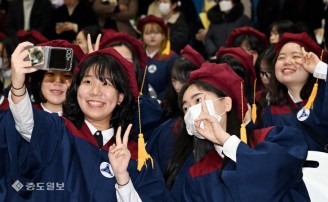 친구들과 추억 담아 ‘찰칵’