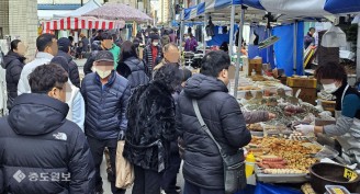 설 앞두고 북적이는 시장