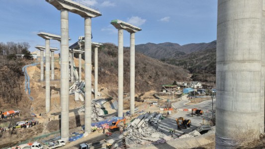 천안시 서북구 입장면과 경기도 안성시 서운면 경계에서 고속도로 공사 현장에서 교각이 붕괴되는 사고가 발생했다. 25일 소방당국에 따르면 9시 50분께 충남소방본부 상황실에 교각 붕괴로 인한 구조 상황이 발생해 10시 9분 경기도 안성소방서와 함께 소방차 등 99대와 소방인력 297명을 투입했다고 밝혔다. 이후 10시 19분 긴급구조통제단을 가동하고, 사상자를 병원에 분산해 이송시켰다. 사고는 높이 52m, 길이210m 청룡천교 교각 공사현장에서 세종~포천 고속도로 상행선 빔 거치 작업 중 상판 밑에 들어가는 거더가 떨어져 붕괴 사고 발생했다고 추정되고 있다. 사고 원인으로 추정되는 DR거더 공법은 크레인 가설 공법에 비해 작업 속도는 다소 느리지만 다양한 지형 조건에 적용할 수 있다는 장점이 있는 것으로 알려졌다. 이 사고로 인해 10명 중 4명(한국인 2명, 중국인 2명)은 사망하고, 5명이 중상, 1명이 경상을 입은 것으로 나타났다. 안성의료원 A(48)씨, B(59)씨, 단국대..