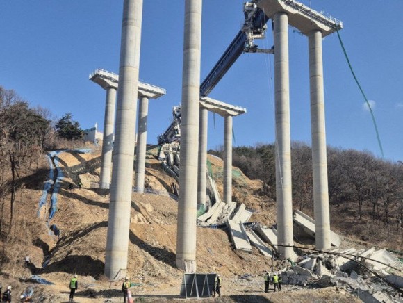 천안 안성용인고속도로 공사현장 붕괴… 작업자 8명 사상