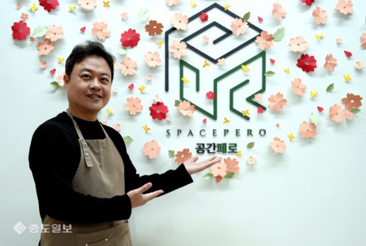 대전에 사는 1인 가구 반려인 박 모 씨는 최근 고민이 생겼다. 어렵게 원하던 직장에 취업해 다음 주부터 출근해야 하는데 혼자 남겨둘 1살 반려견 `하비`가 걱정이다. 가뜩이나 외로움을 많이 타는 아이라 사람의 손길이 필요한데 하비를 맡아줄 가족도 친구도 없는 상황이다. 고민을 거듭하던 박 씨는 SNS에서 우연히 본 반려견 유치원을 떠올렸다. 저마다 최신식 시설을 자부하며 최상의 서비스를 강조하는데 주변 상황에 민감하게 반응하는 아이를 남의 손에 맡기자니 걱정이 앞선다. 내 아이처럼 돌봐주고 서비스를 받을 수 있는 공간이 있다면 직장은 물론 다른 일에도 집중할 수 있을 것 같다.박 씨의 사례처럼 반려견을 혼자 키우는 1인 가구의 비율이 꾸준히 높아지면서 반려견을 돌봐주는 공간도 늘어나고 있다. 펫 호텔, 펫 유치원이 대표적이다. 반려 인구가 많은 수도권의 경우 반려동물 위탁 서비스가 빠르게 자리 잡고 있다. 대전 역시 수년 전부터 반려동물 위탁 시설이 속속 들어서고 있으며 현재 16..