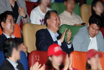 정치권 ‘부정선거 주장’ 영화 관람 윤석열 비판… 김문수는 ‘옹호’