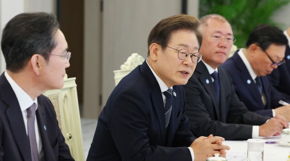 이대통령 “정부와 기업은 원팀”
경제단체장·재벌총수들과 간담회