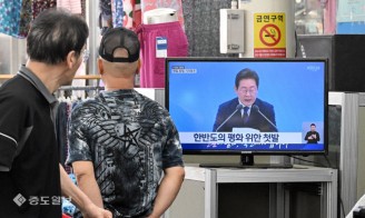 대통령 기자회견 시청하는 상인들