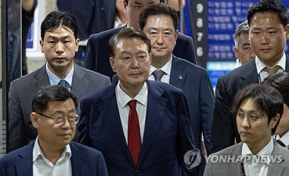 윤석열 내란특검에 재구속… 법원 “증거인멸 염려” 영장 발부