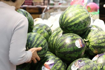 무더위에 수박 한 통 3만원 훌쩍... 농산물 가격 급등세