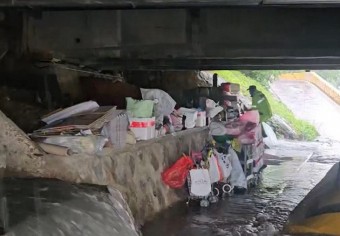 폭우에 고립된 여성 노숙인 2명 안전히 대피시킨 경찰 선행 눈길