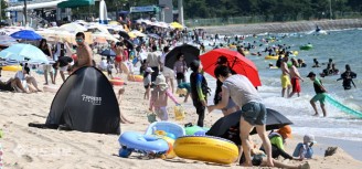 대천해수욕장 폐장일에도…막바지 피서객 ‘북적’