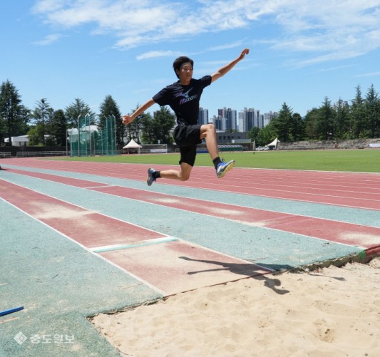 멀리뛰기 국가대표를 꿈꾸는 윤여훈(용천초 6)은 교실보다 학교 밖 운동장이 더 친숙하고 즐거웠다. 축구를 가장 좋아했지만, 달리는 운동이라면 뭐든 가리지 않았다. 또래 아이들보다 몸이 유연하고 날렵했던 아이를 본 체육담당 교사가 운동을 권유했고 그렇게 육상선수 윤여훈의 꿈이 시작됐다. ``처음에는 멀리뛰기라는 운동이 있는지도 몰랐어요. 달리기는 원래 잘했으니까 선생님이 지도해주신 그대로 뛰니까 기록이 나오더라고요.`` 윤여훈의 100m 기록은 12초 중반에 이른다. 전국대회 단거리 상위권에 버금가는 기록이다. 윤여훈은 멀리뛰기와 단거리를 병행하며 육상 전문 선수로의 역량을 키우고 있다. ``발판을 구르고 몸이 공중에 떠 있는 그 순간은 정말 짜릿해요. 짧은 순간이지만 다른 운동에서는 느끼지 못하는 기분이예요.`` 윤여훈을 지도하고 있는 정한영 육상지도코치는 ``요령이란 것을 모르는 친구다. 코치가 요구하는 주문을 빨리 파악하고 자기 것으로 만드는 재주가 탁월한 선수``라며 ``올해 집중 훈련에..