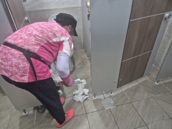 공중화장실에 남긴 흔적… 청소 관리자에겐 하루의 전쟁