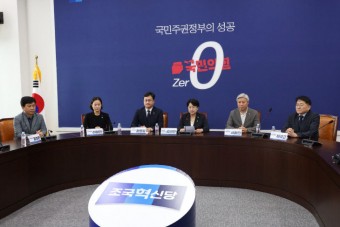 `성 비위` 논란부터 줄탈당까지...조국혁신당 위기 극복할까