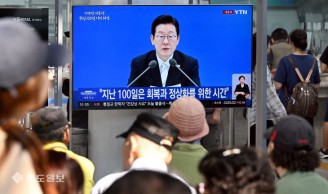 이재명 대통령 취임 100일 기자회견 시청하는 시민들