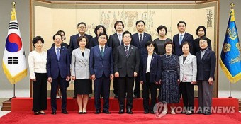 이재명 정부 1기 내각 완성… 최교진 교육부 장관 임명장 수여