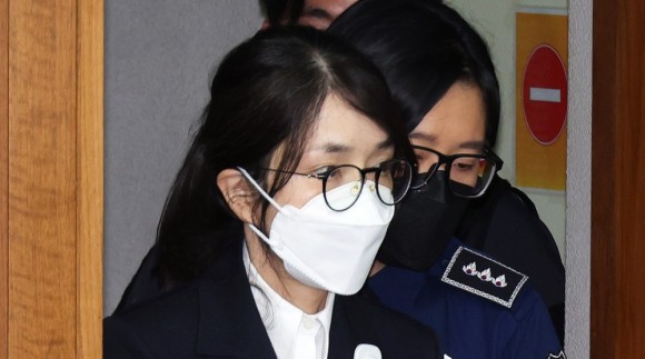`영부인 첫구속` 김건희 특검재판 시작…직업 묻자 "무직"