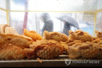 때 아닌 추위에 붕어빵 찾는 발길 분주… 겨울철 대표 간식 활짝