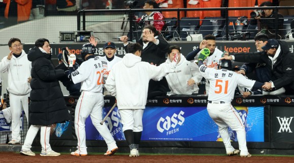 한화 이글스 반격 시작했다…한국시리즈 3차전 LG 트윈스에 7-3 승리