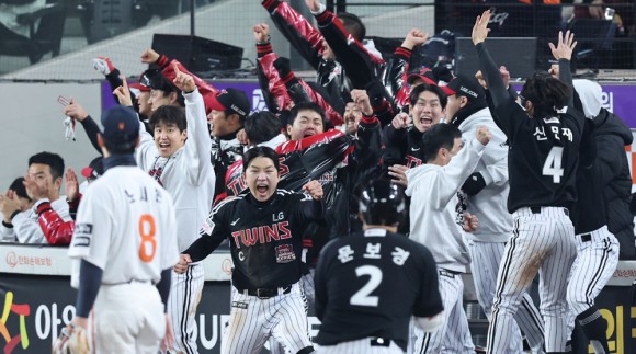 `빛 바랜 와이스의 완벽 투구`…한화, 한국시리즈 4차전 LG에 역전패