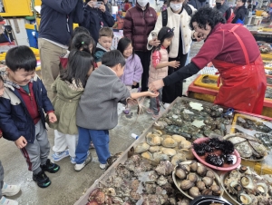 어린이 자갈치 마켓 탐험대, 전통시장 탐방·해양환경 교육 '인기'