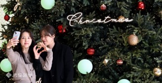 크리스마스 트리 앞에서 ‘찰칵’