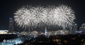대전 갑천변 수놓은 화려한 불꽃과 드론쇼
