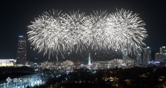 [영상] 대전 갑천변 수놓은 화려한 불꽃과 드론쇼