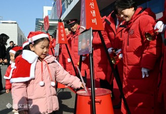고사리 손으로 ‘쏙’…구세군 자선냄비 모금 시작