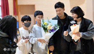 ‘졸업 축하해’