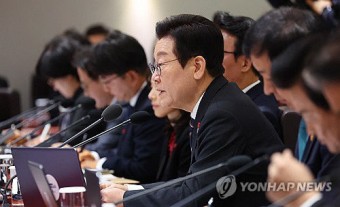 이 대통령 “정부와 공공기관, 지방정부 비정규직 적정 임금 줘야”